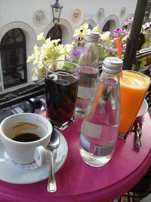 Thomas Antiques Lounge Bar