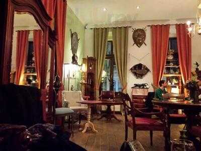 Thomas Antiques Lounge Bar