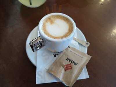 Roland Cafe & Bistro