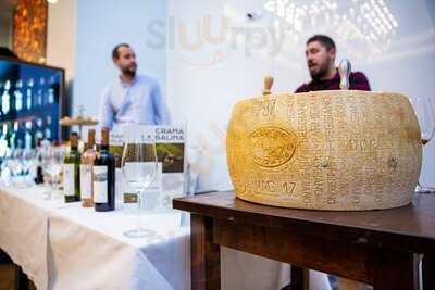 Maroon Restaurant Cafe