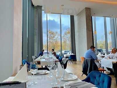 Maroon Restaurant Cafe