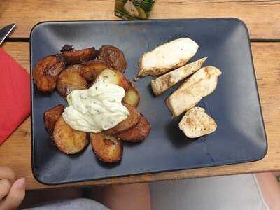 Luna Cafe Tapasrestaurang & Vingård