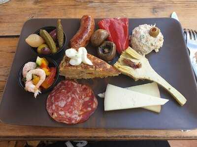 Luna Cafe Tapasrestaurang & Vingård