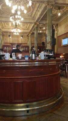 Hipp Restaurant & Bar