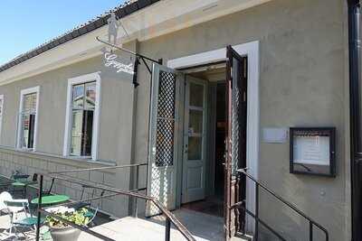 Systrarna Pa Gaggeska Garden