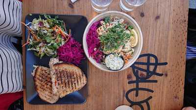 Cafe En Halv Trappa Ner