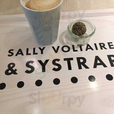 Sally Voltaire & Systrar