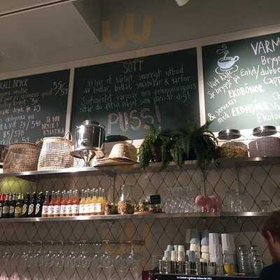 Sally Voltaire & Systrar