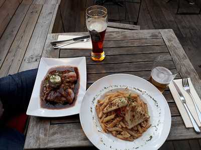 Kontoret Bar & Matsal