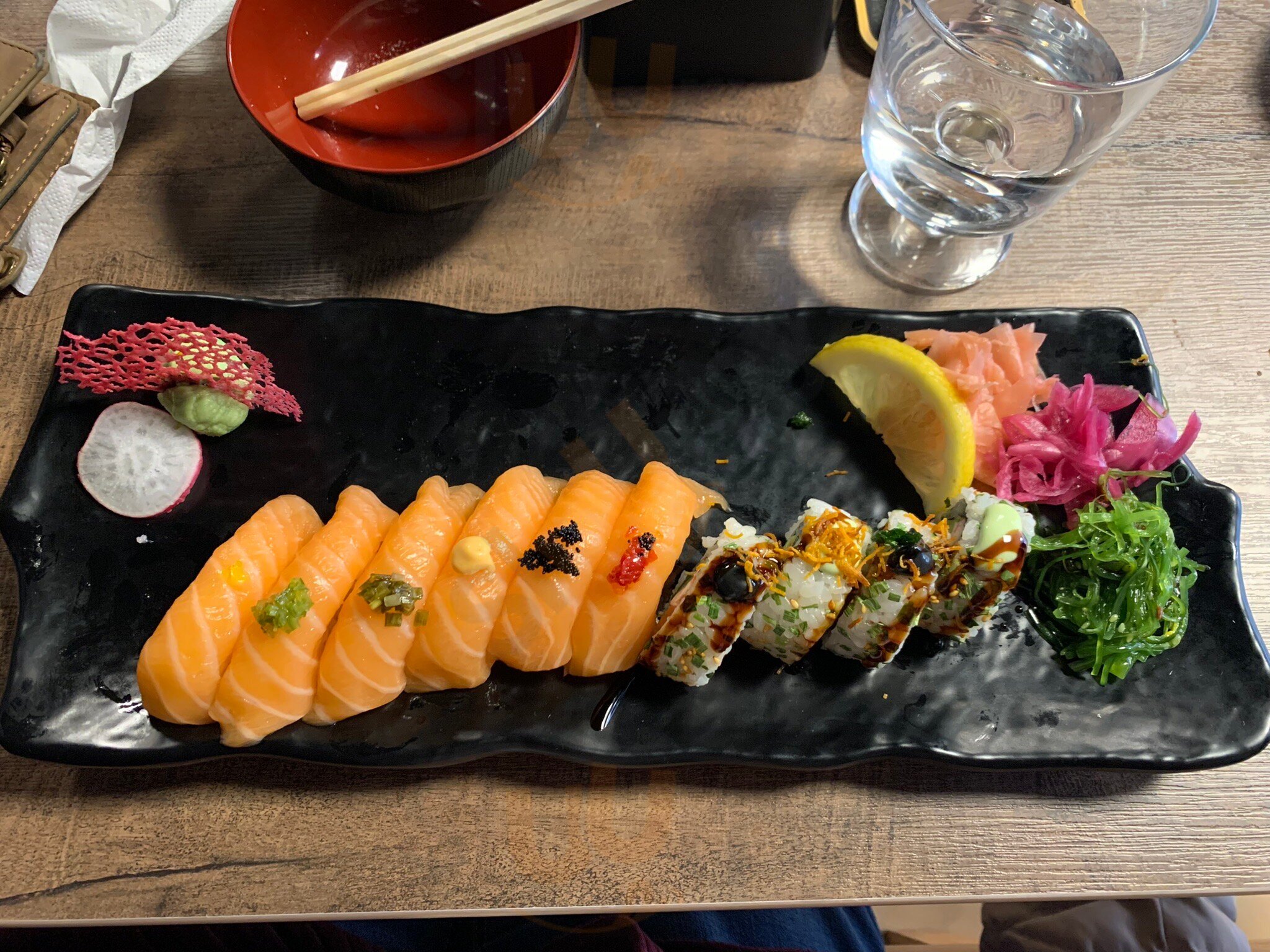 Aki Sushi & Ramen Och Poke Bowl