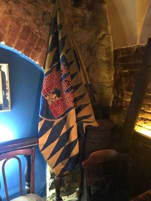 Pid Sinyoyu Plyashkoyu